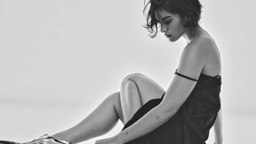 Gracie Abrams Reflective Moment Wallpaper