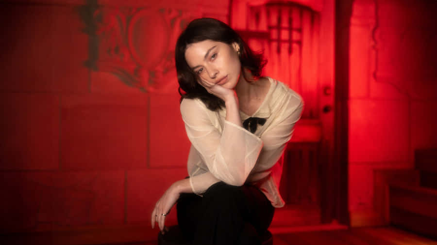 Gracie Abrams Reflective Mood Wallpaper