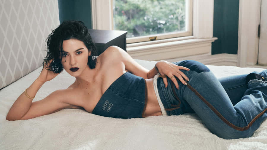 Gracie Abrams Stylish Casual Look Wallpaper