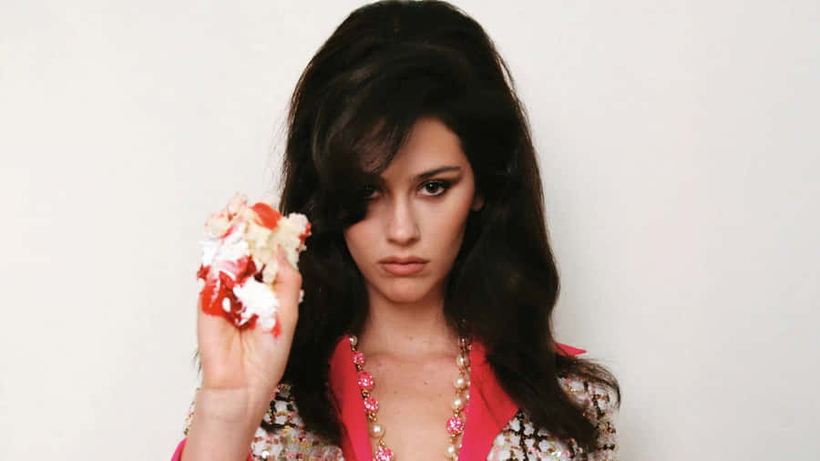 Gracie Abrams Stylish Portrait Wallpaper