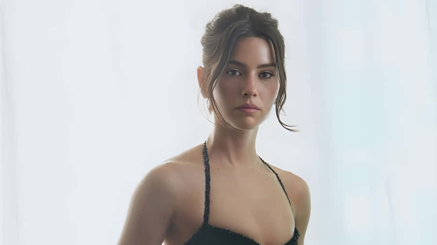 Gracie Abrams Stylish Portrait Wallpaper