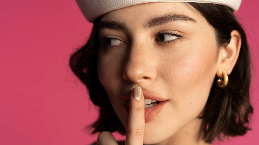 Gracie Abrams Stylish Portrait Wallpaper