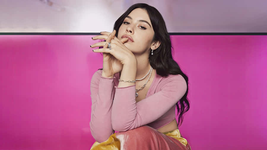 Gracie Abrams Stylish Portrait Wallpaper