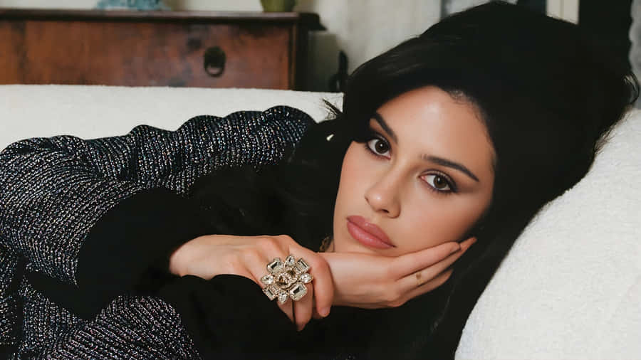 Gracie Abrams Stylish Portrait Wallpaper