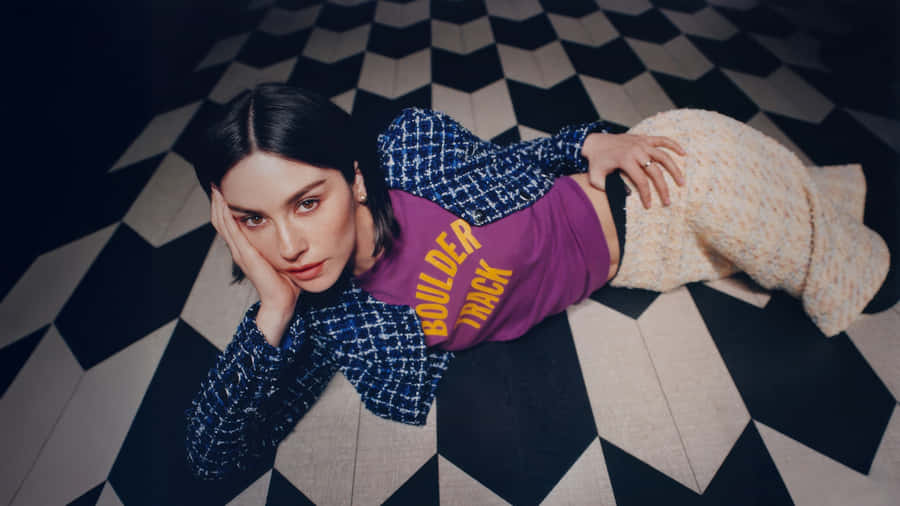 Gracie Abrams Stylish Pose Wallpaper