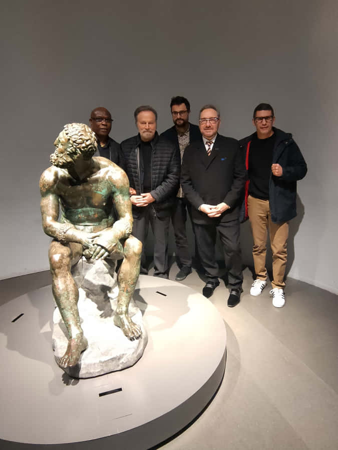 Groupof Menwith Bronze Statue Wallpaper