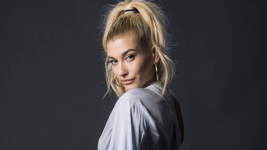 Hailey Bieber Gracing The Streets With Her Elegant Street Style. Wallpaper