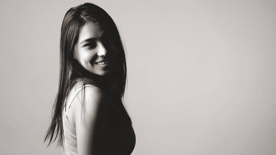 Hd Girl Joyful Smile Wallpaper