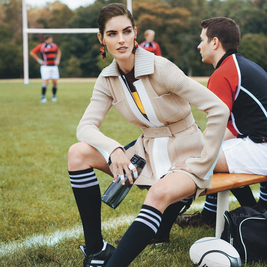 Hilary Rhoda Exuding Elegance In Chic Fashion Wallpaper