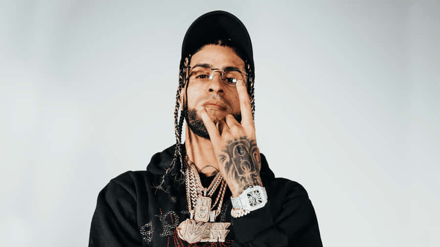 Hip Hop_ Artist_with_ Tattoos_and_ Chains Wallpaper