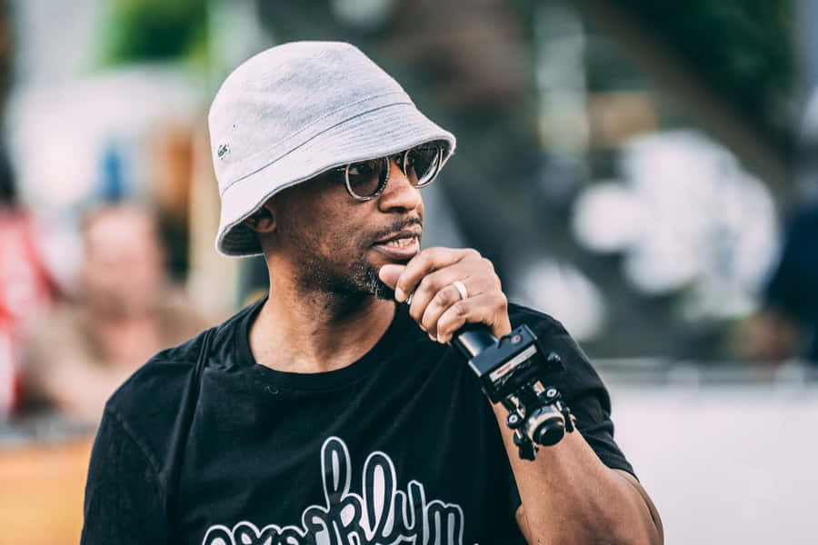 Hip Hop Artistin Thoughtful Pose Wallpaper