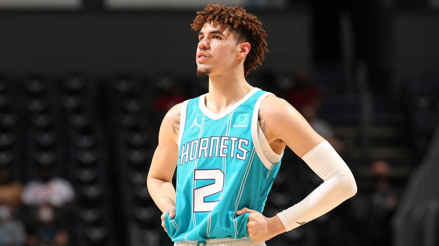 Hornets Lamelo Ball In Court Wallpaper