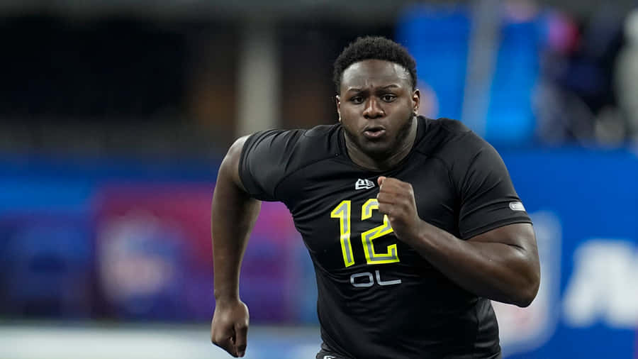 Ikem Ekwonu Sprinting In Black Shirt Wallpaper