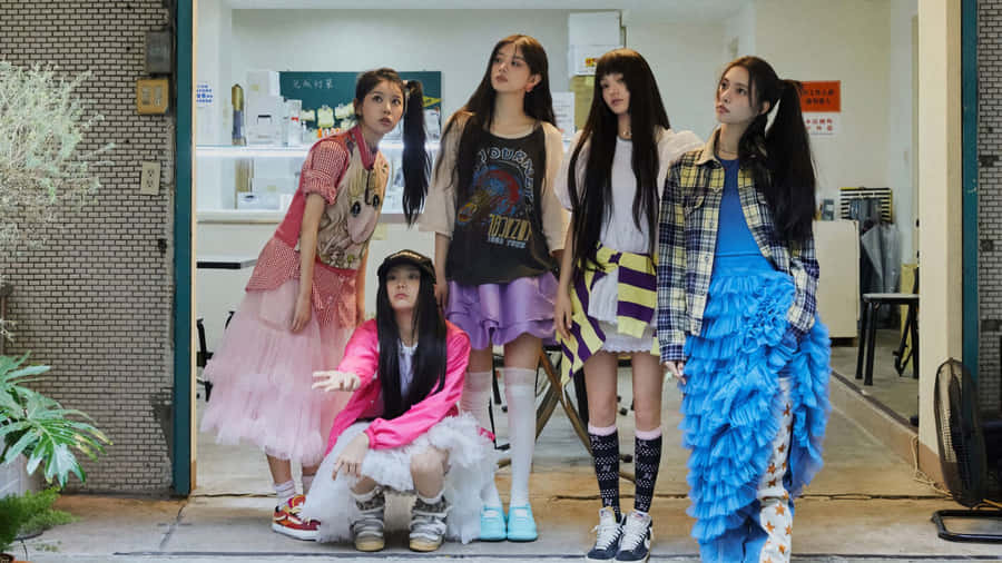 Illit Fashion Group Style Wallpaper