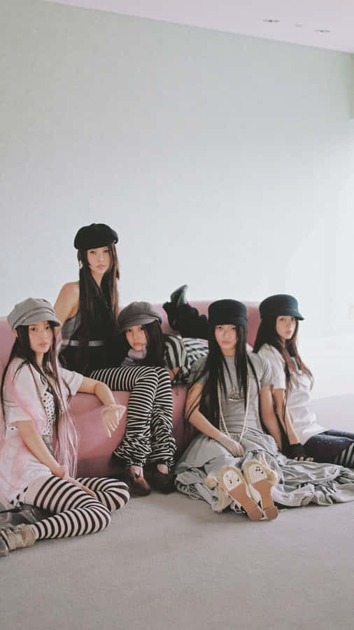 Illit Group Fashion Style Wallpaper