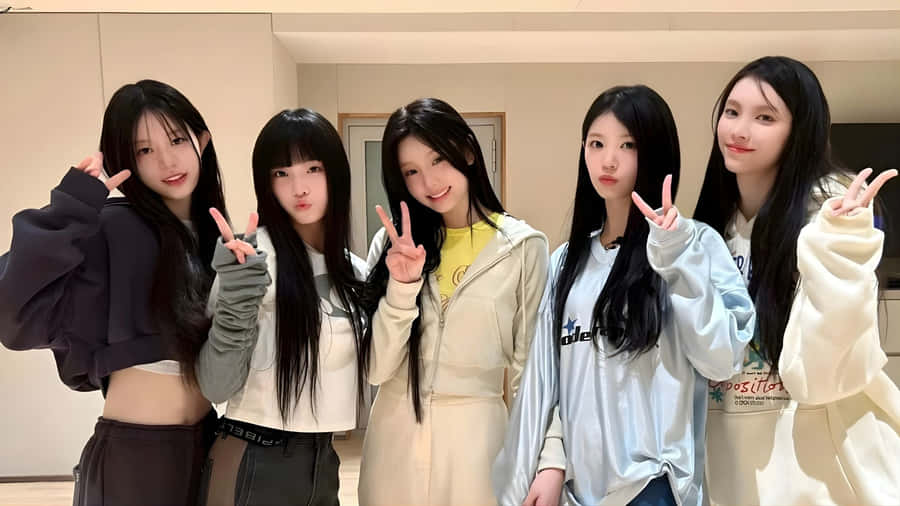 Illit Group Members Wallpaper