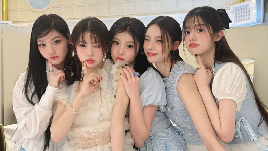 Illit Group Members Wallpaper