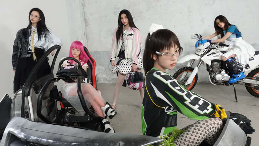 Illit Group Style Wallpaper