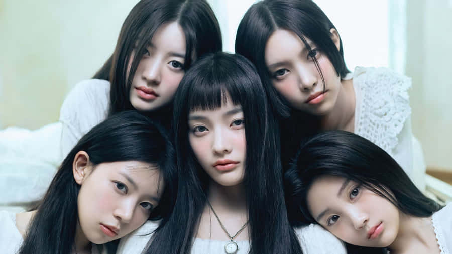 Illit Kpop Group Members Wallpaper