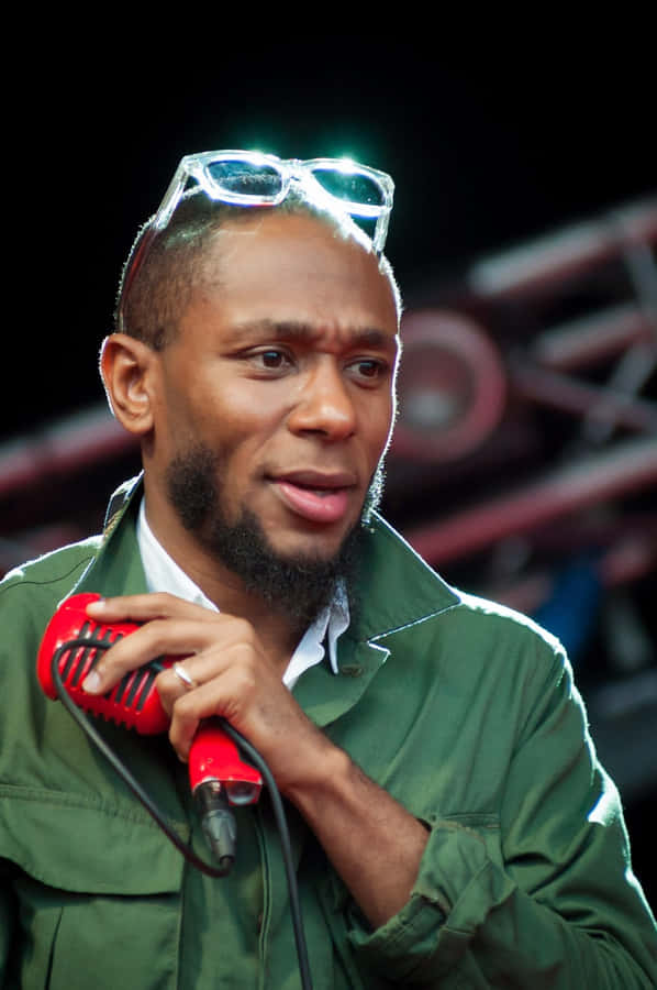 Insightful Portrait Of Yasiin Bey Wallpaper