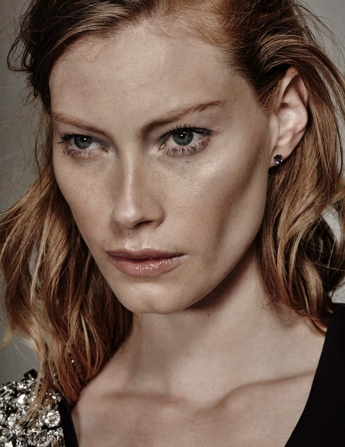Intense Gaze Portrait Alyssa Sutherland Wallpaper