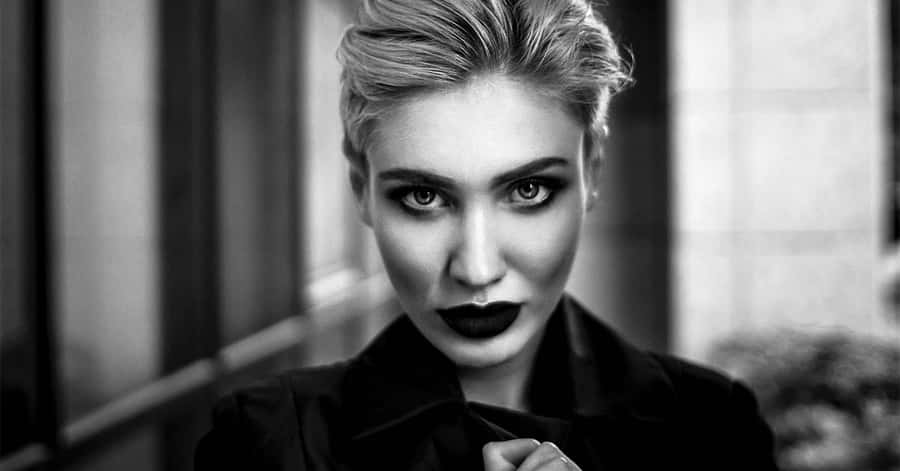 Intimidating Blondie Woman Wallpaper