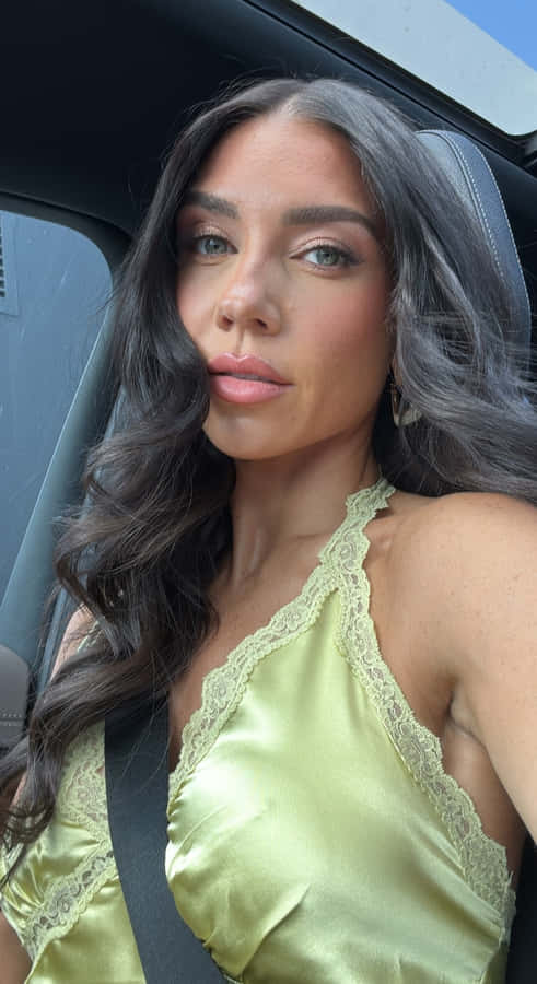 Jenna Johnson Casual Selfie Wallpaper