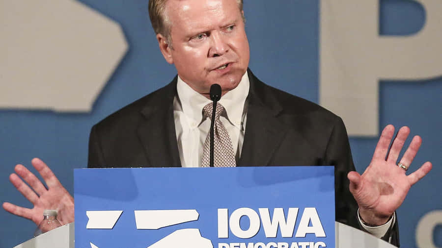 Jim Webb At Iowa Democratic Party Event Wallpaper