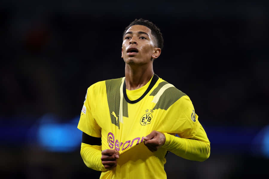 Jude Bellingham Borussia Dortmund Action Shot Wallpaper