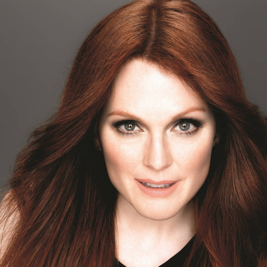 Julianne Moore Beautiful Mature Woman Wallpaper