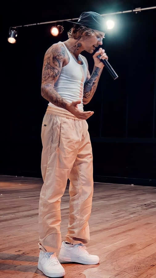 Justin Bieber At The 2021 Billboard Music Awards Wallpaper