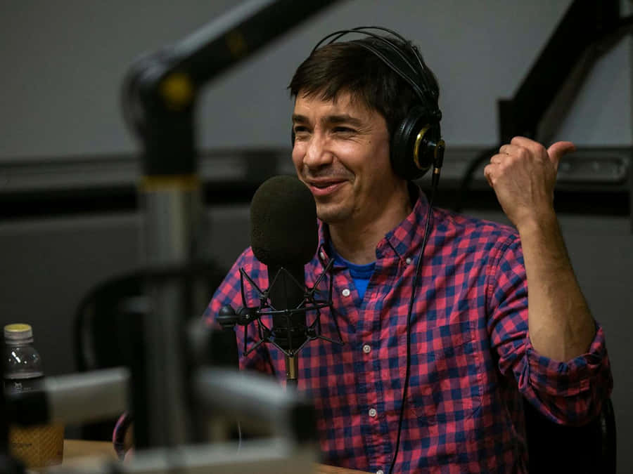 Justin Long Looking Pensively Into The Distance Wallpaper