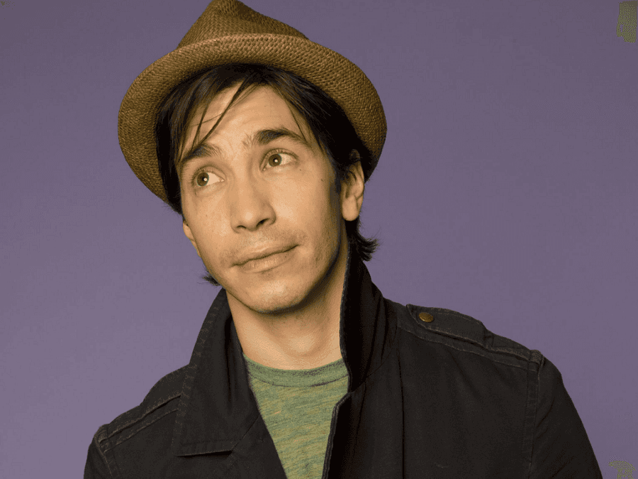Justin Long Posing During A Photoshoot Wallpaper