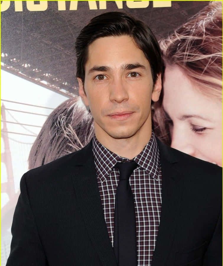 Justin Long Posing For A Photo Shoot In A Casual Outfit. Wallpaper