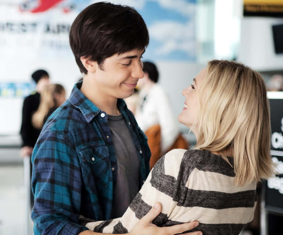 Justin Long Posing For A Photoshoot Wallpaper