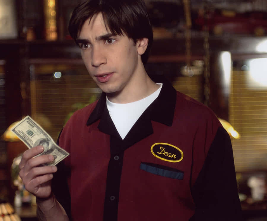 Justin Long Posing For A Photoshoot Wallpaper