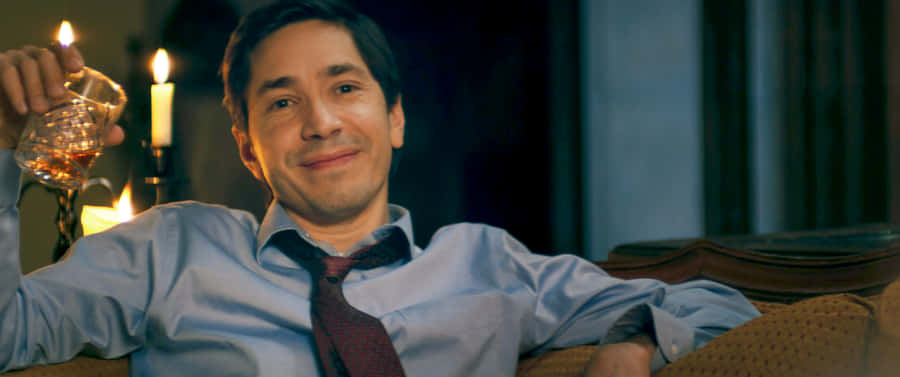 Justin Long Posing In A Casual Photoshoot Wallpaper