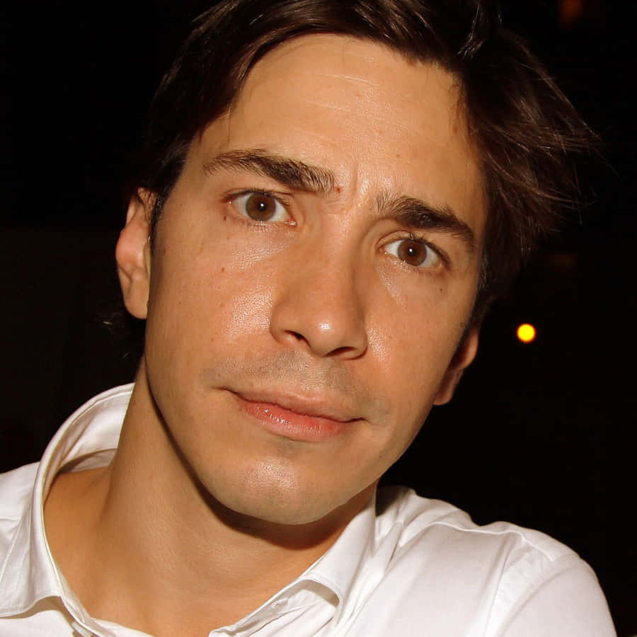 Justin Long Smiling For A Portrait Wallpaper