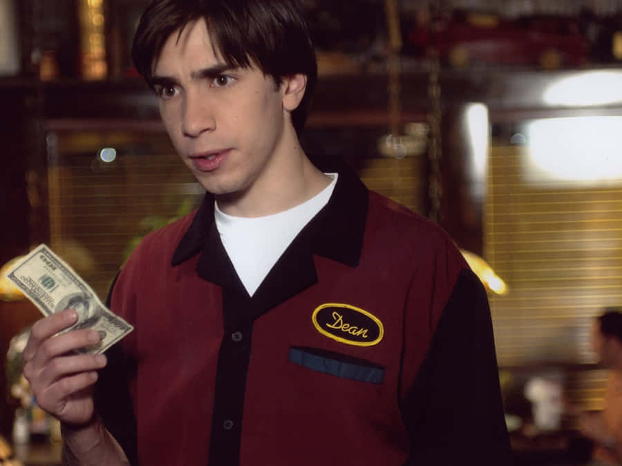 Justin Long Smiling In Casual Style Wallpaper