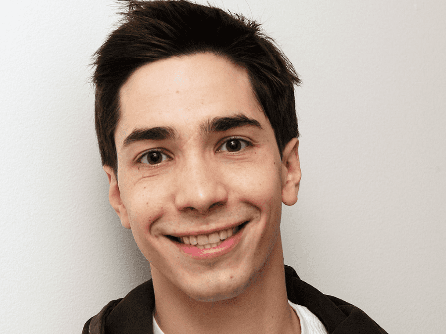 Justin Long Smiling On A Dark Background Wallpaper