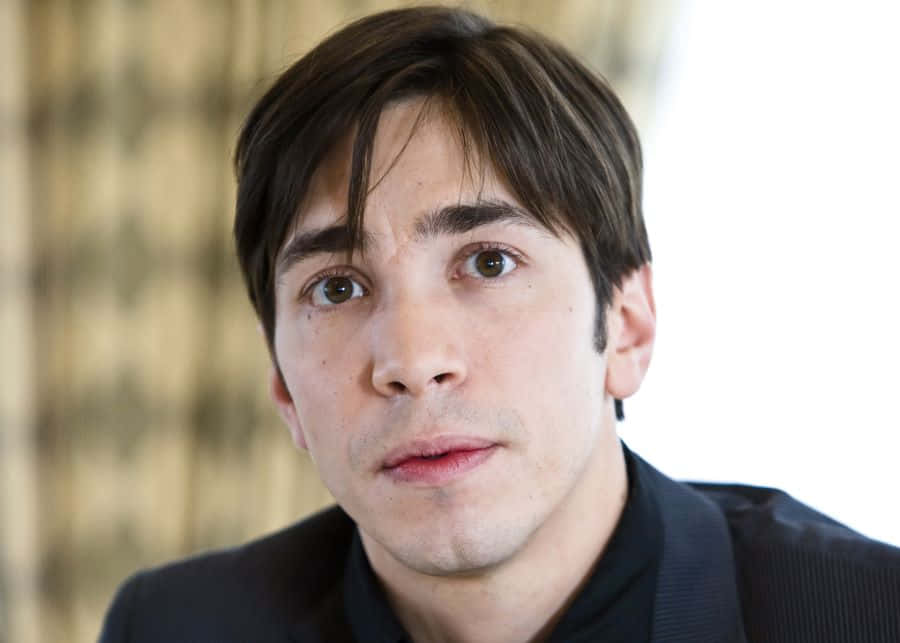 Justin Long Striking A Confident Pose In Style Wallpaper