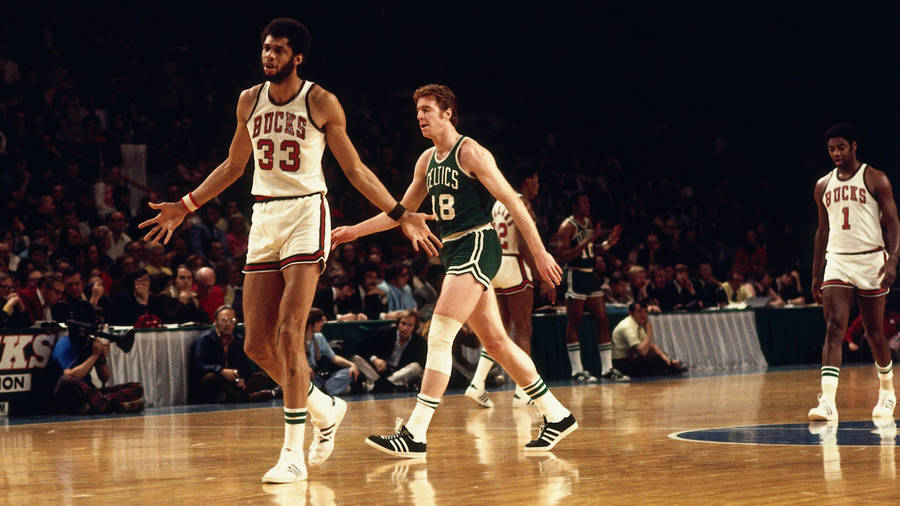 Kareem Abdul Jabbar Playing For The Milwaukee Bucks Wallpaper