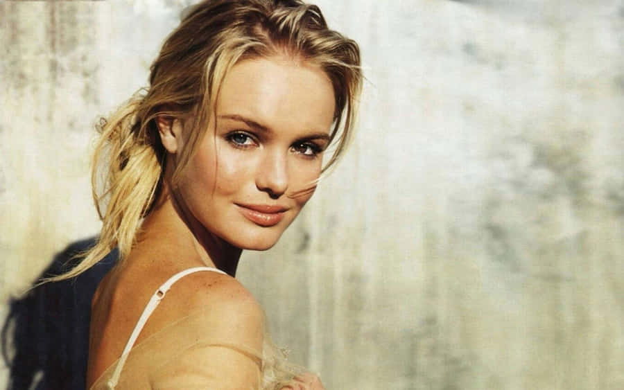 Kate Bosworth Glowing In An Elegant Outfit Wallpaper