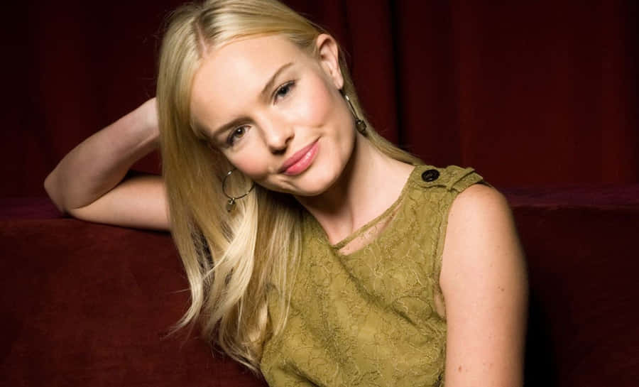 Kate Bosworth In A Stunning Pose Wallpaper