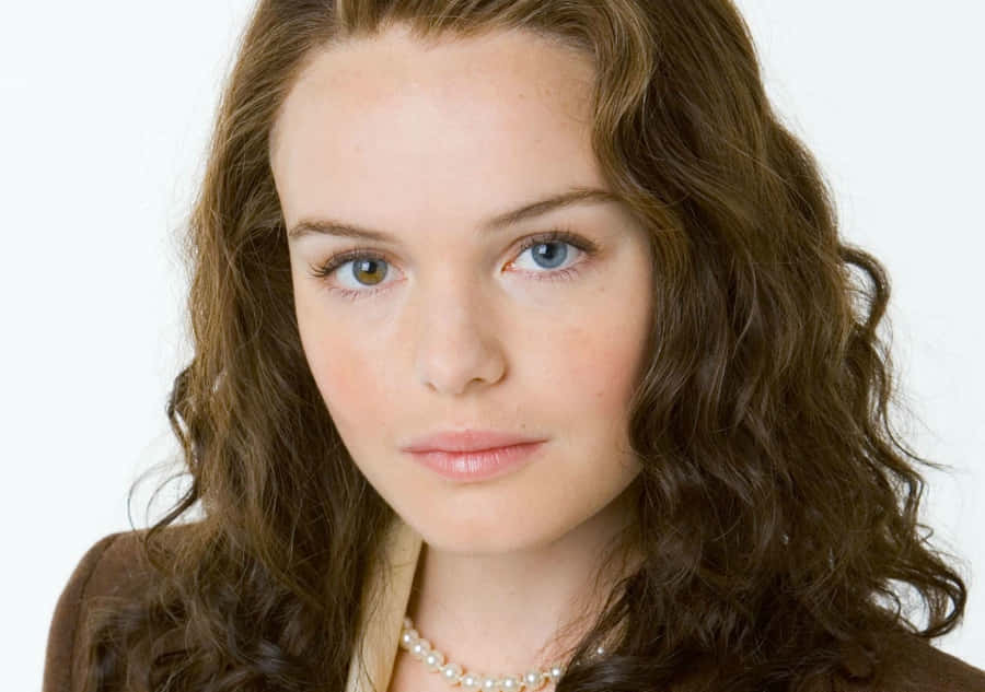 Kate Bosworth Smiling Elegantly In A Beret Wallpaper