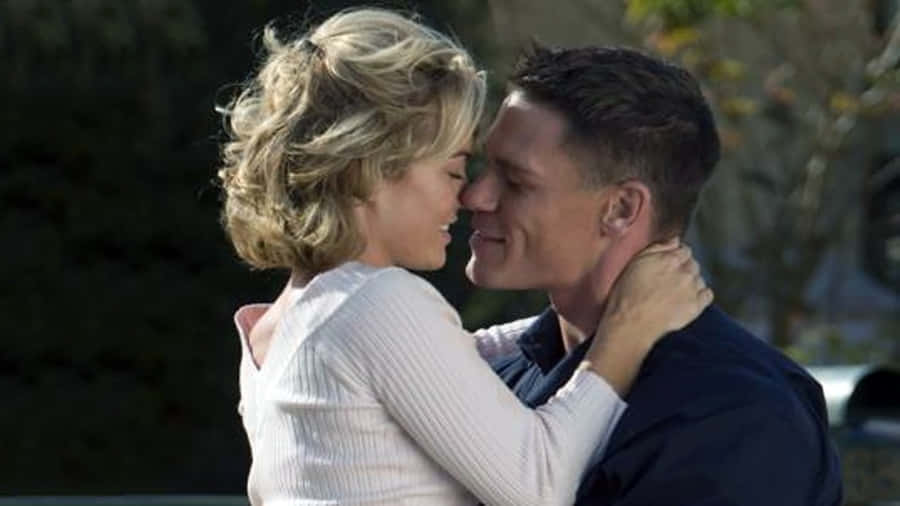 Kelly Carlson Posing In An Elegant Cream Dress Wallpaper