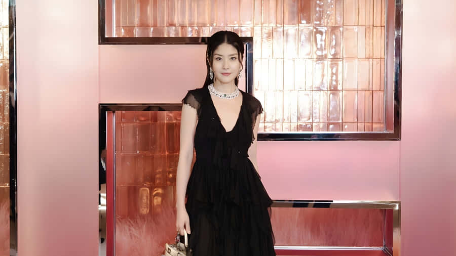 Kelly Chen Elegant Black Dress Wallpaper