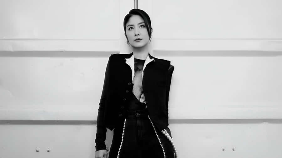 Kelly Chen Stylish Black And White Wallpaper
