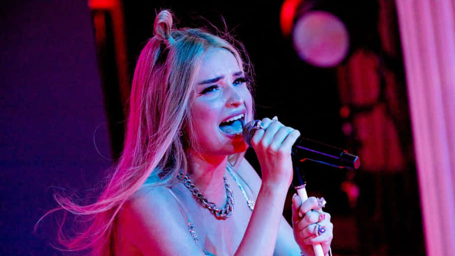 Kim Petras Performing Live Wallpaper