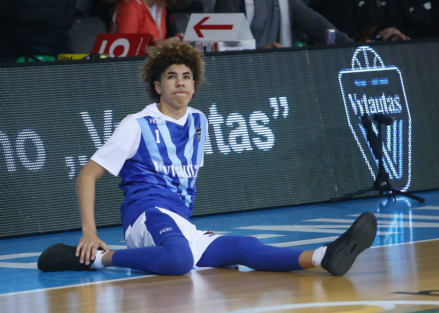 Lamelo Ball On The Floor Wallpaper